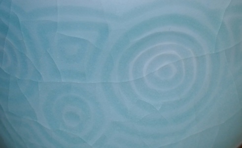 détail d'émail Céladon, cuisson haute température, pièce en porcelaine tournée et gravée.